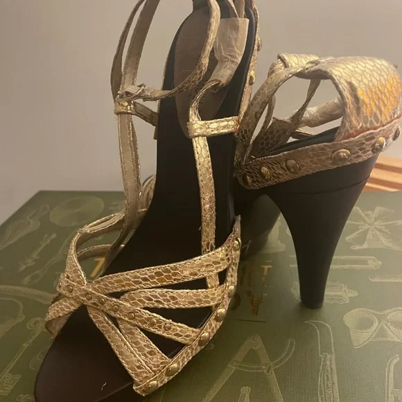 Gold heels with platform , very comfortable… brand new never worn but no tag.. - Picture 1 of 2